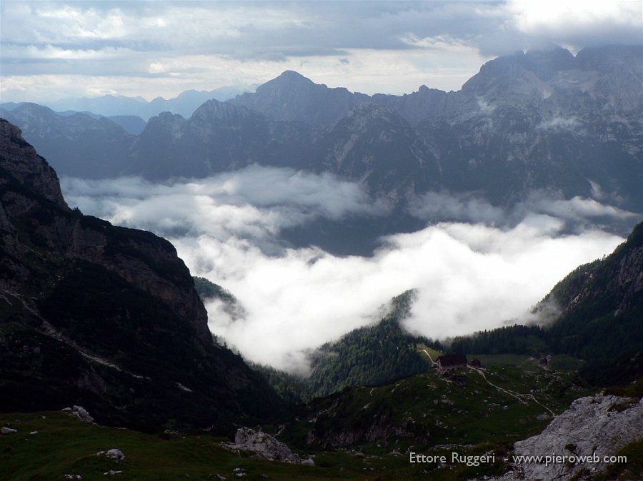 15 - vista sul rifugio Corsi e la Val Raccolana.jpg